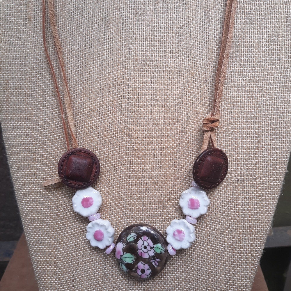 Choker with porcelain beads, leather buttons, sued